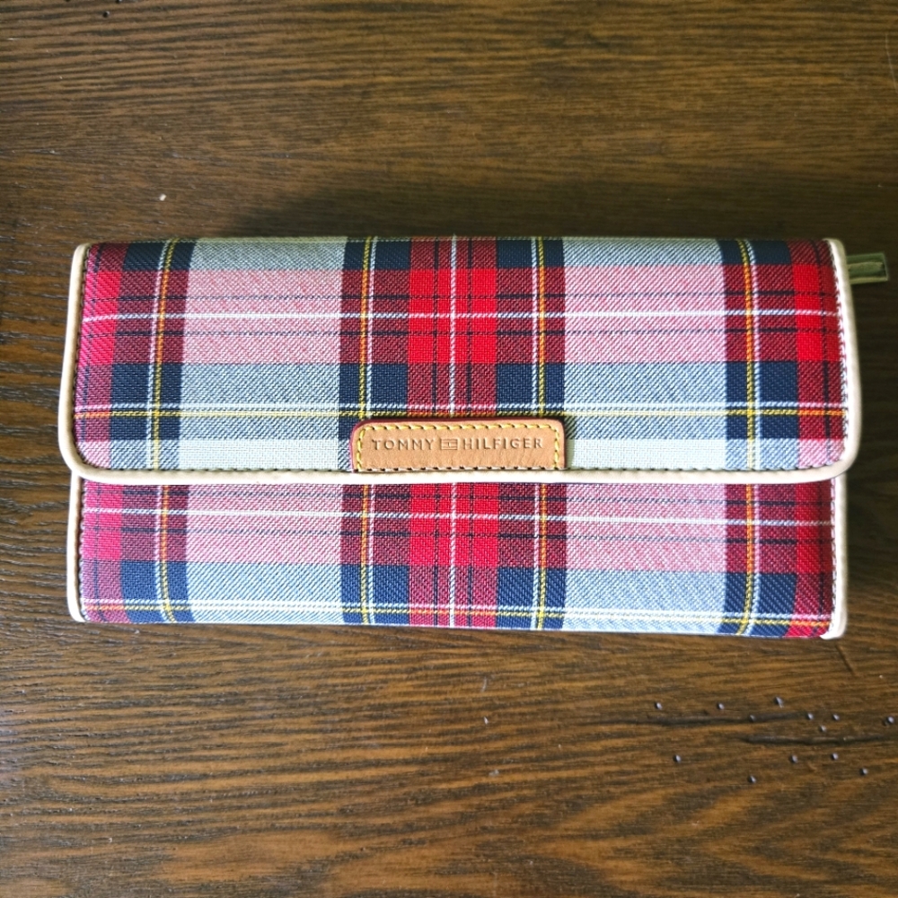 Tommy Hilfiger Classic Plaid Wallet NWOT